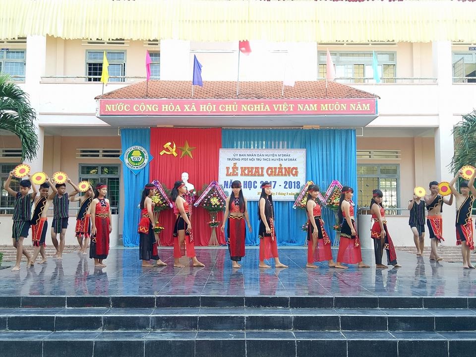 Huyện M'Drắk rộn ràng ngày khai giảng năm học mới 2017-2018